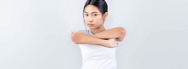 4 Cara Mencerahkan Siku dan Lutut yang Gelap!